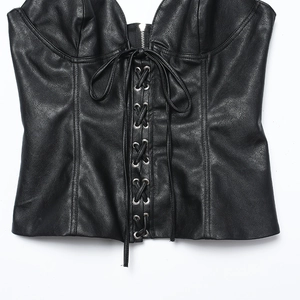 Detailansicht eines schwarzen PU-Leder-Corset-Tops mit Schnürösen und Silberreißverschluss
