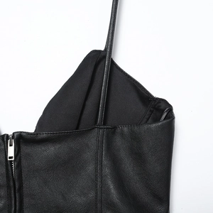 Detailansicht eines mattschwarzen PU-Leder-Crop-Tops mit Trägern und Reißverschluss