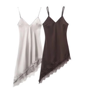 Robe en satin avec bordure en dentelle et ourlet asymétrique en argent et brun foncé