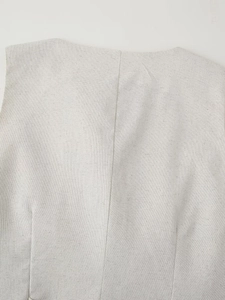 Detailaufnahme der Naht auf beige Baumwoll-Leinen-Stoff mit natürlicher Textur