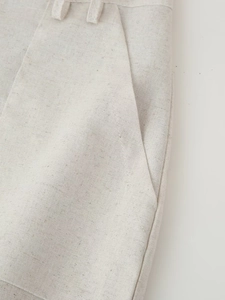 Detaillierte Makroansicht der beigen Baumwoll-Leinen-Textur mit Taschen und feinen Nähten