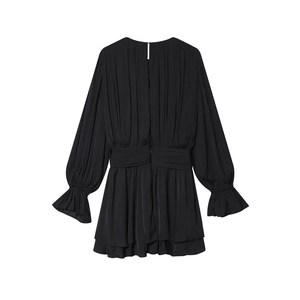 Vue détaillée d'une robe plissée noire à manches longues avec taille nouée et volants