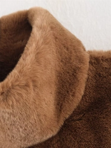 Macro della texture in finta pelliccia marrone caldo, soffice e molto liscia