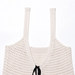 Sommerliches Strick-Camisole mit Häkelmuster und schwarzer Schleife im lässigen Design
