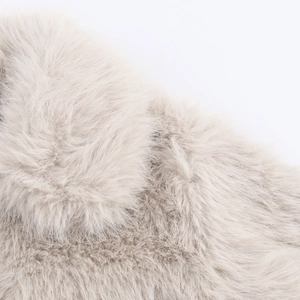 Gros plan détaillé de la texture en fausse fourrure crème pour veste d'hiver