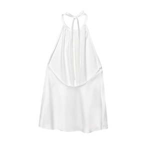 Elegante top halter de satén blanco con pliegues en el cuello y diseño de espalda al aire
