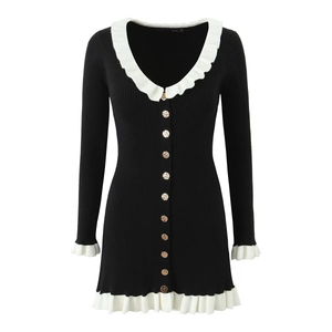 Robe en tricot rétro française noire à volants blancs et boutons dorés élégants