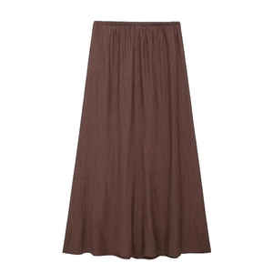 Détail de la jupe longue marron foncé avec texture froissée et taille élastique