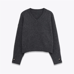 Pull en maille gris foncé à col en V pour femmes avec boutons décoratifs aux poignets