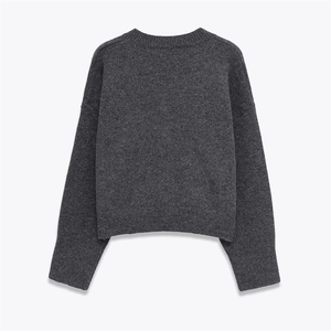 Pull en maille gris foncé avec col rond et épaules tombantes en tissu doux premium