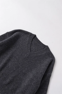 Vue détaillée du pull en maille gris anthracite à col en V avec une texture douce et veloutée