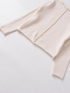 Dettaglio maglione a coste con cucitura posteriore e texture in morbido mohair