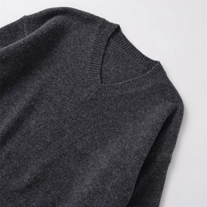 Pull en maille gris foncé col en V pour femme au style minimaliste avec texture douce
