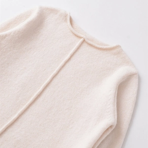 Maglia a coste minimalista color crema da donna con girocollo e dettaglio cucitura