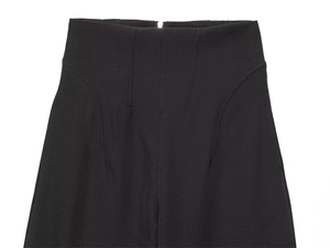 Dettaglio dei pantaloni neri a vita alta con cuciture decorative simmetriche