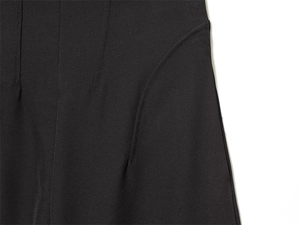 Dettaglio dei pantaloni neri a vita alta con cuciture pulite e trama del tessuto