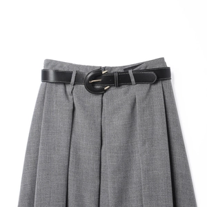 Elegante falda midi plisada gris de talle alto con cinturón de cuero negro y textura