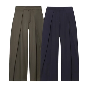 Detail van de pantalon met hoge taille, wijde pijpen en plooien in navy en olijf