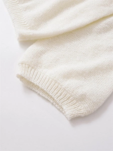 Detail aus weichem weißem Strickstoff mit feinem Rippbündchen und Struktur