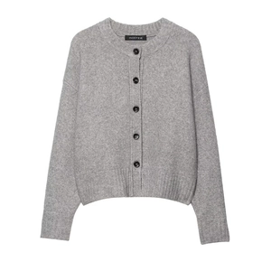 Cárdigan de punto gris claro para mujer con cuello redondo y botones negros