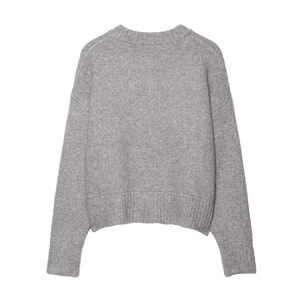 Jersey clásico de punto gris con cuello redondo y puños acanalados sobre blanco