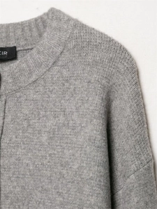 Primer plano del cuello redondo de punto acanalado y la textura suave del suéter gris perla