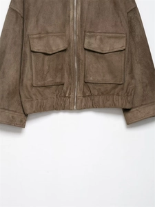 Detailansicht der braunen Wildlederjacke mit Reißverschluss und großen Pattentaschen