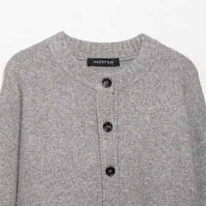 Chaqueta de punto gris clásica para mujer con cuello redondo y detalles de botones negros