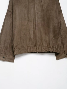 Detailansicht der dunkelbraunen Wildlederjacke mit elastischem Saum und Metallknöpfen