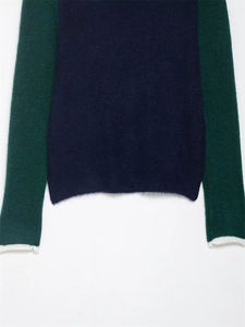 Détail de maille bicolore montrant la texture mohair marine et la manche verte