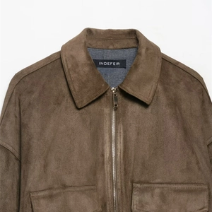 Klassische braune Wildlederoptik-Jacke mit Kragen, Brusttaschen und Front-Reißverschluss