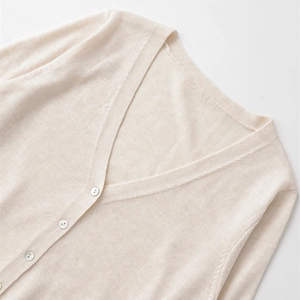 Damen Strickjacke mit V-Ausschnitt, Langarm in Cremeweiß mit Knopfleiste vorne