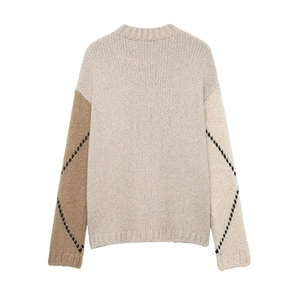Detailansicht des beigen Strickpullovers mit Rautenmuster an den Kontrastärmeln