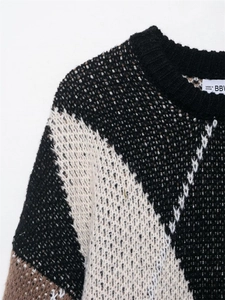 Detail von Rundhalsausschnitt und Rautenmuster auf dem mehrfarbigen Strickpullover
