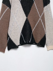 Detailansicht des Rautenmusters und der Rippbündchen an einem braunen Vintage-Strickpullover