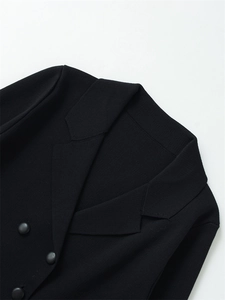 Makroaufnahme von Revers und passendem Knopf an der schwarzen Strickjacke im Blazer-Stil