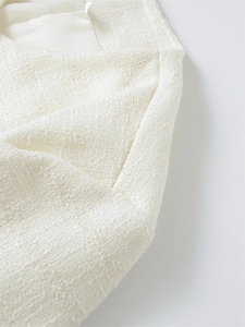 Detailaufnahme des cremeweißen Tweed-Jackenstoffs mit feiner Webart und Pailletten