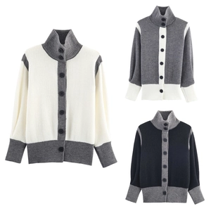 Tre cardigan in maglia a contrasto con collo alto in varianti bianco, grigio e nero