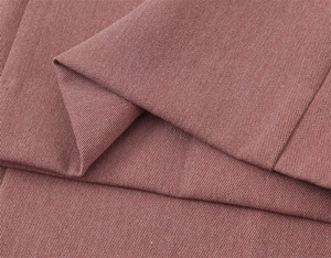 Dettaglio macro del tessuto rosa antico con trama twill di alta qualità e fibre dense