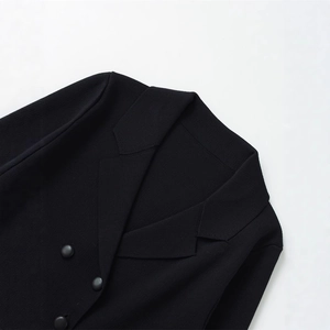 Damen Strickblazer in Schwarz mit Reverskragen und drei Knöpfen im lässigen Business-Stil