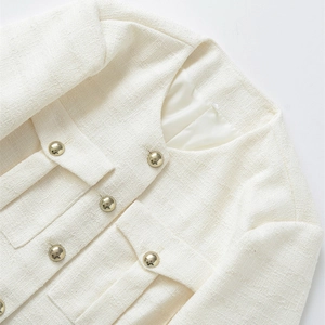 Klassische weiße Tweedjacke mit Rundhals und dekorativen Goldknöpfen für Damen