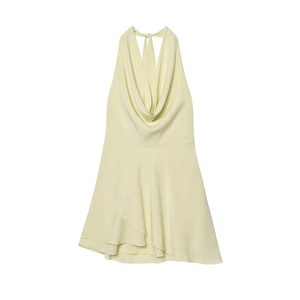 Elegante vestido halter amarillo claro con cuello desbocado y bajo con volantes