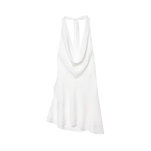 Detalle de vestido blanco con cuello drapeado y dobladillo asimétrico de volantes suaves