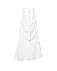 Detalle del vestido blanco con cuello drapeado y espalda descubierta en tejido satinado
