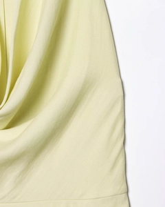 Primer plano macro de tela suave drapeada amarillo claro con textura fina tejida
