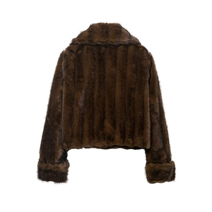 Vue arrière d'une veste courte en fausse fourrure marron foncé avec texture rayée épaisse