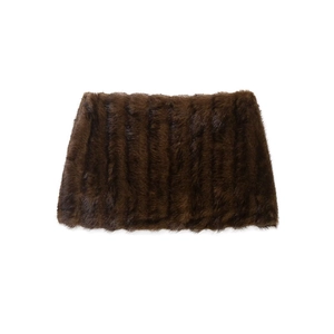 Jupe en fausse fourrure marron foncé avec texture rayée sur fond blanc pur