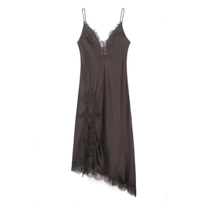 Elegante donkerbruine zijden slipdress met zwart kant en een asymmetrische zoom