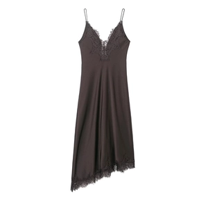Bruine satijnen slipdress voor dames met kant aan de V-hals en asymmetrische zoom