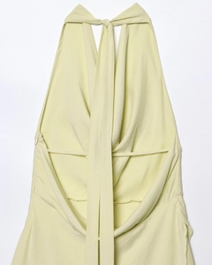 Vista de detalle del vestido halter verde claro con lazos traseros y cremallera lateral